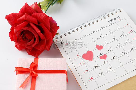 情人节日历爱心玫瑰礼物盒在白色背景上图片