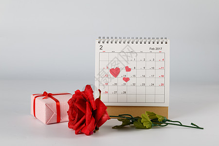 情人节日历爱心玫瑰礼物盒在白色背景上图片