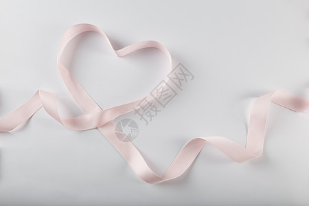 方形粉色礼盒情人节粉色爱心缎带在白色背景上背景