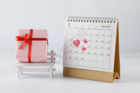 情人节日历爱心礼物盒在白色背景上图片