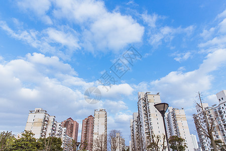 蓝天白云高楼大气蓝天白云城市建筑背景