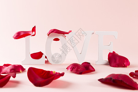 情人节红色爱心情人节玫瑰花花瓣LOVE字母背景背景