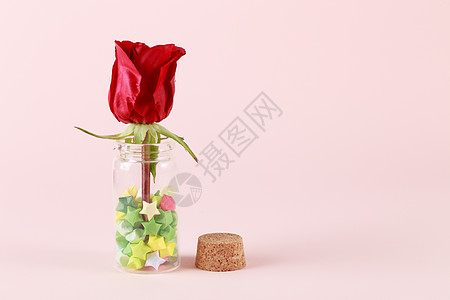 创意瓶子里的红玫瑰图片