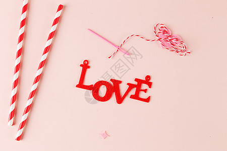 平铺的love字母背景图片