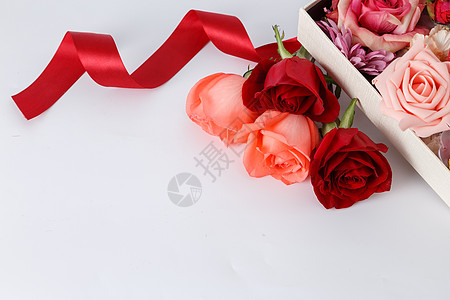玫瑰摆拍平铺的玫瑰花和丝带背景