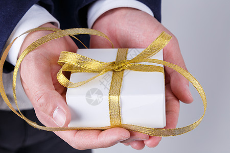 双手捧礼物手持的礼物盒特写背景
