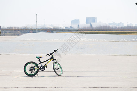 广场上的自行车背景图片
