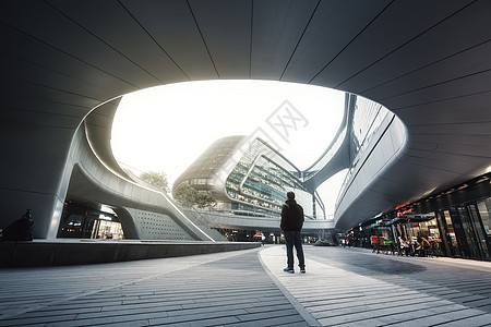 城市建筑下渺小的人背景图片