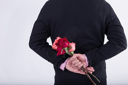 粉色底图素材男生手拿玫瑰背景