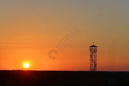 塔剪影夕阳背景