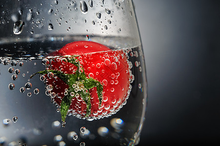 番茄红酒杯中带泡泡的番茄背景
