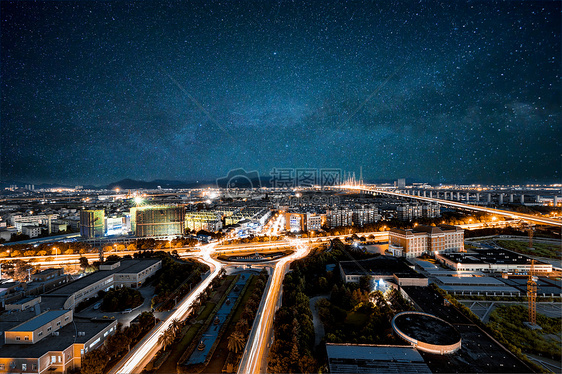 星空下的城市夜景图片