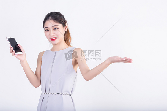 商务套裙女性展示手机图片