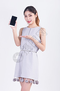 商务套裙女性展示手机图片