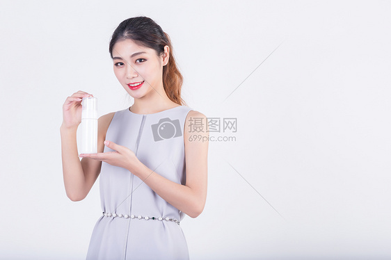 商务套裙女性美妆瓶展示图片