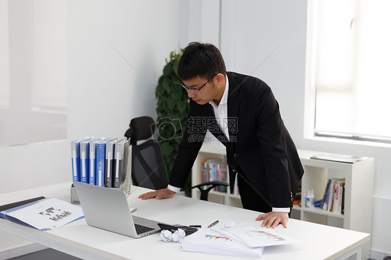 在办公室工作的男性图片