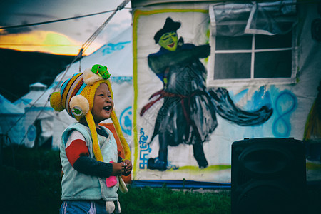 可爱无邪的藏族小朋友背景图片