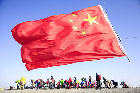军人站在红旗前国庆节五星红旗飘扬背景