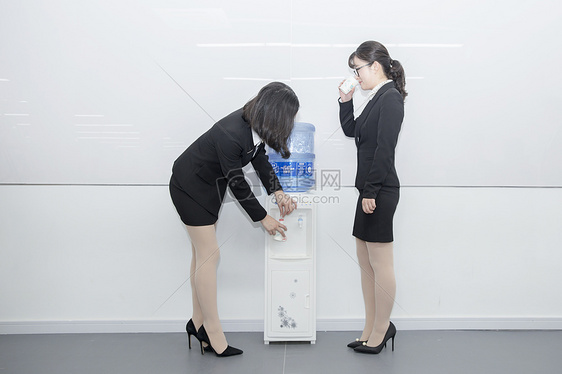 办公室女性饮水机倒水图片