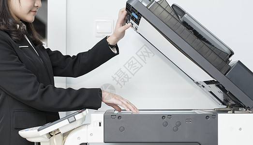 职业女性操作办公室打印机图片