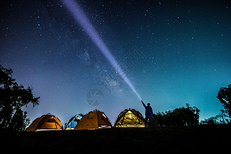 激光光束夜晚的露营者背景