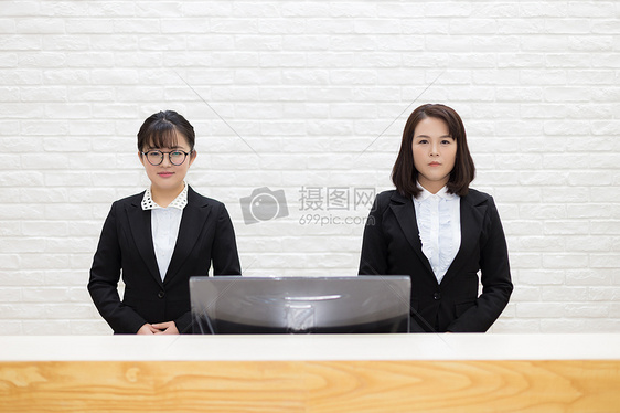 公司前台的女员工图片