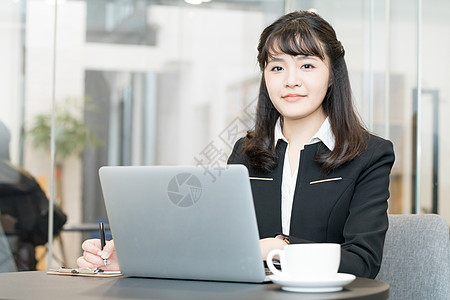办公室年轻职业女性办公使用电脑背景