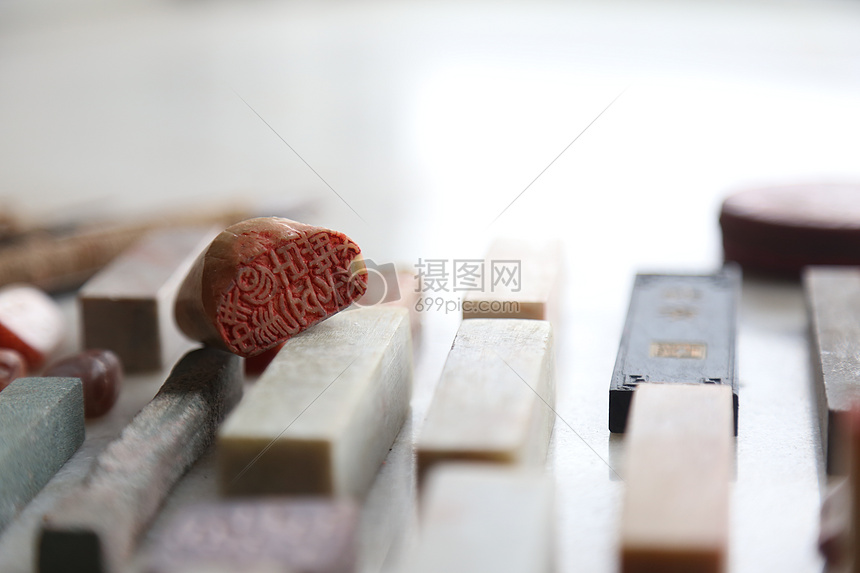 中国工匠雕刻石头印章图片