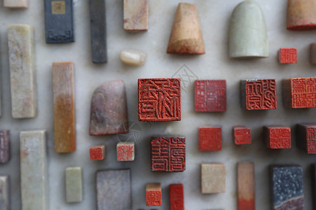 中国工匠雕刻石头印章背景图片