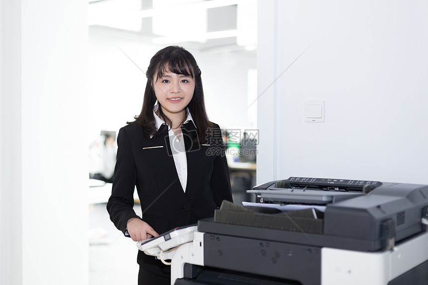 复印机旁的女职员图片