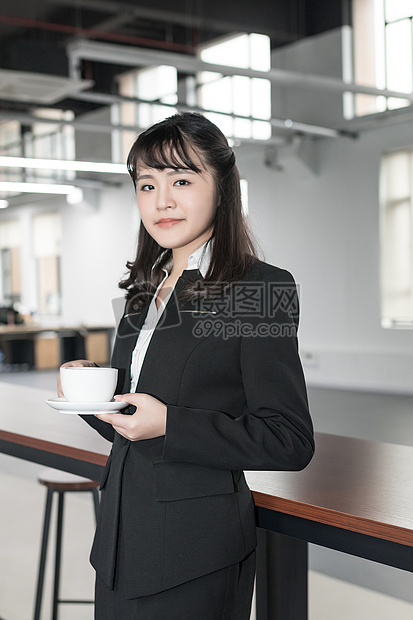 办公室喝咖啡的职业女性图片