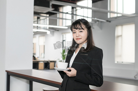 办公室喝咖啡的职业女性图片