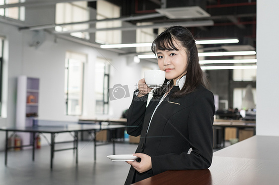 办公室喝咖啡的职业女性图片