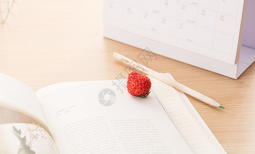 小清新草莓铅笔书本创意拍摄背景图片