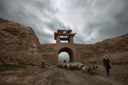 乌云下奔跑人牧归背景