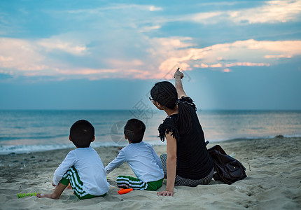 海边的一家人图片