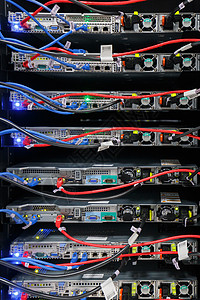 服务器机架和数据线图片