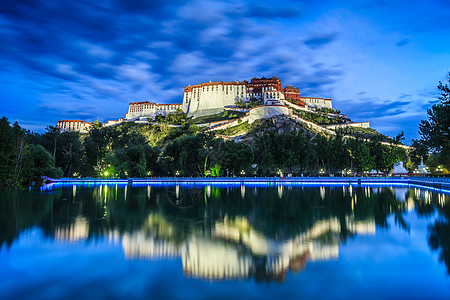 美丽的古建筑美丽的布达拉宫倒影背景