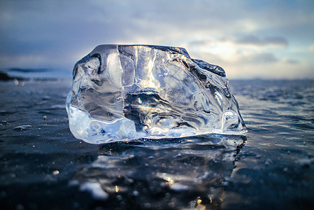 晶莹剔透的冰块图片