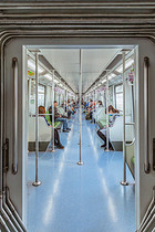 城市出行乘客乘坐地铁图片