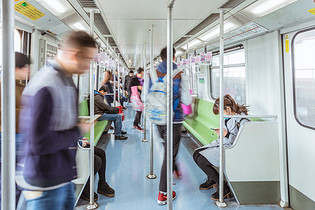 城市出行乘客乘坐地铁图片