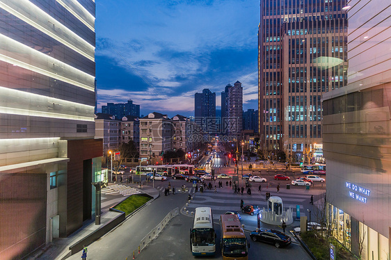 城市夜景大气建筑车流图片