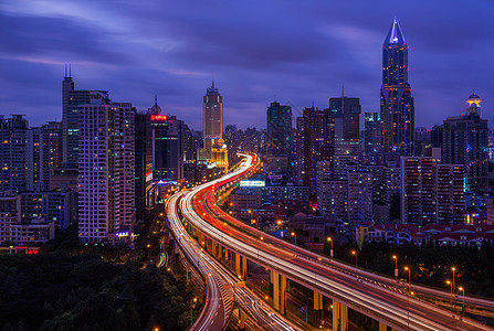 川流不息的上海高架桥高清图片