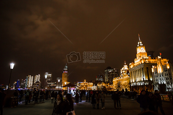 上海城市建筑钟楼夜景图片