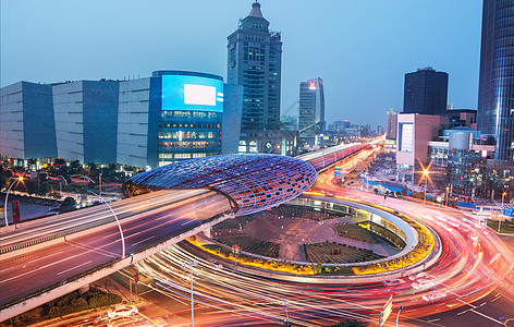 城市夜晚道路车水马龙背景