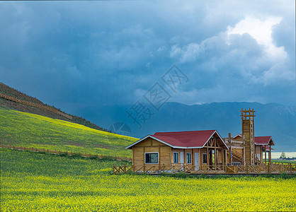花海里的木屋背景图片