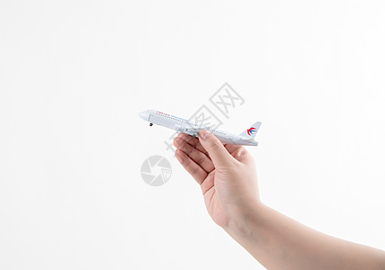 拿飞机模型的人手拿飞机放飞梦想背景