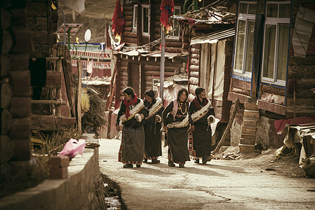 虔诚的藏民图片