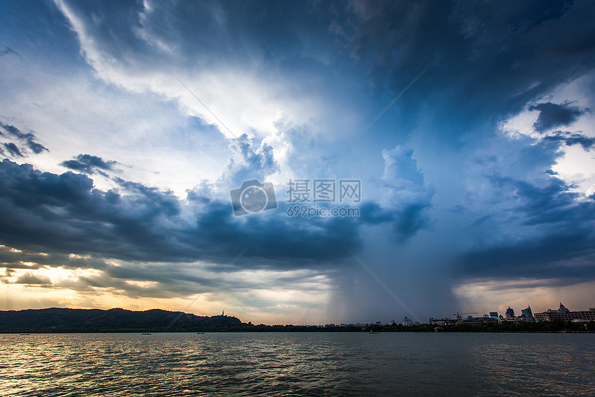 台风暴雨的西湖傍晚图片