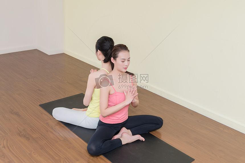 室内双人瑜伽运动图片